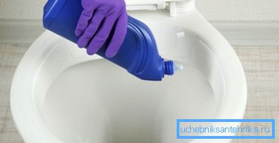 Нанасяме композицията върху вътрешните повърхности