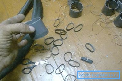 Ние издърпваме гумени пръстени върху детайлите Ние издърпваме гумени пръстени върху детайлите