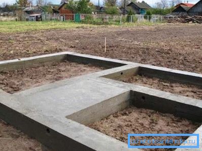 Някои майстори предпочитат да създадат база за печката заедно с основната основа за къщата, но професионалните майстори не препоръчват това, за да се изключи взаимодействието помежду си Някои майстори предпочитат да създадат база за печката заедно с основната основа за къщата, но професионалните майстори не препоръчват това, за да се изключи взаимодействието помежду си