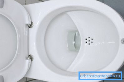 Необичаен дизайн, при който дренажът и рафтът са обърнати