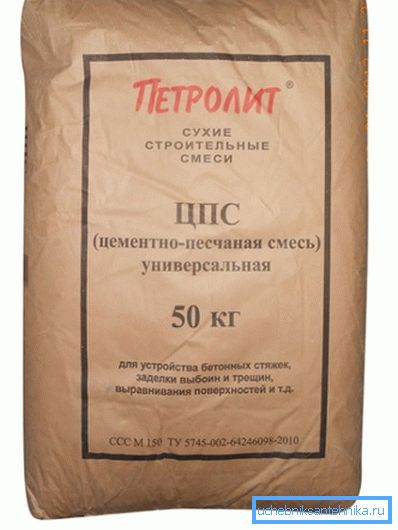 Извадете смес от цимент и пясък Извадете смес от цимент и пясък