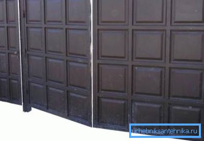 Много често такива продукти се използват при производството на порти, защото са достатъчно здрави, за да издържат на масивни врати и същевременно да предотвратят външни натоварвания