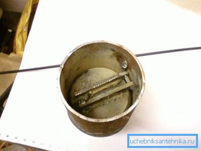 Почистване на пясък от самозалепващо устройство.