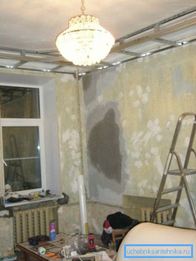 Прозорецът на прозореца ви позволява да прецените дебелината на стените в къщите на строежа на Сталин. Прозорецът на прозореца ви позволява да прецените дебелината на стените в къщите на строежа на Сталин.