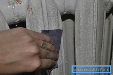 Боядисването на чугунени радиатори изисква подготвителна фаза, преди покритието, продуктът трябва да бъде внимателно Боядисването на чугунени радиатори изисква подготвителна фаза, преди покритието, продуктът трябва да бъде внимателно