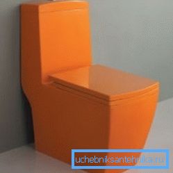 Оранжевата тоалетна с директен изход изглежда страхотно и можете да я поставите близо до стената