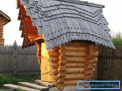 Оригинална тоалетна с дървен покрив