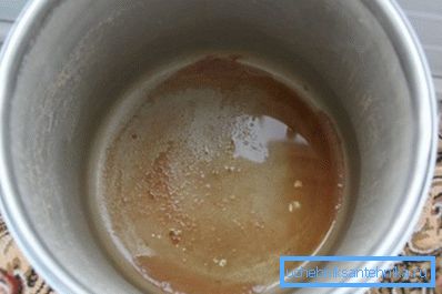 Утайката в долната част на кофата е знак за излишък на желязо