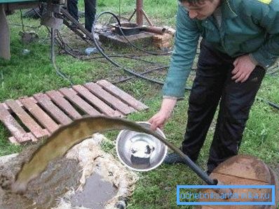 Изхвърляне на мръсна вода от помпа