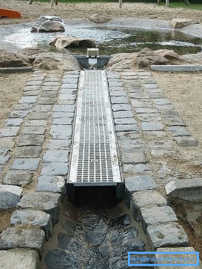 Отдръпване в изкуственото езеро