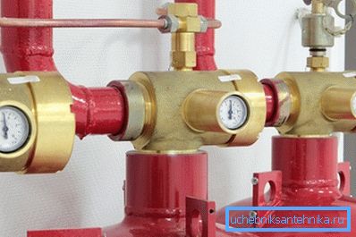Отопление на къщата с газ балон много превозвачи, всяка от които има свой собствен редуктор