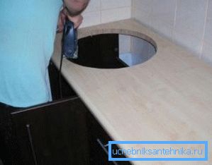 Дупка под мивката в плота, изрязана с електрически моторен трион Дупка под мивката в плота, изрязана с електрически моторен трион