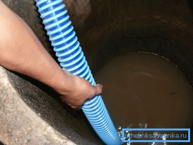 Първата вода се изпомпва и се изцежда в ямата. Първата вода се изпомпва и се изцежда в ямата.