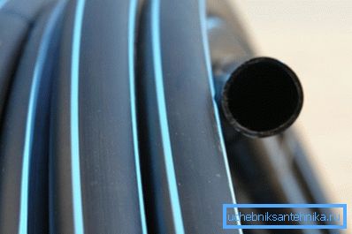 Пластмасова водопроводна тръба HDPE, навита в залива Пластмасова водопроводна тръба HDPE, навита в залива
