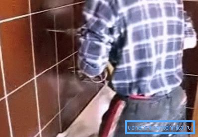 Плочките под водачите се пробиват с бормашина Плочките под водачите се пробиват с бормашина