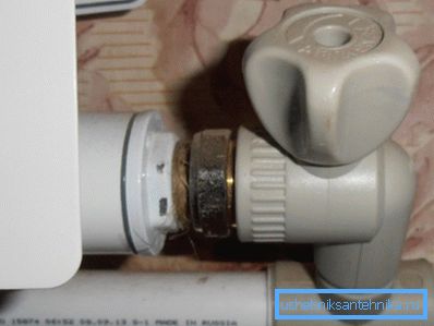 Свързване на пластмасовия кран към радиатора Свързване на пластмасовия кран към радиатора