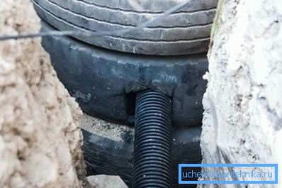 Вкарване на тръбата в септичния резервоар