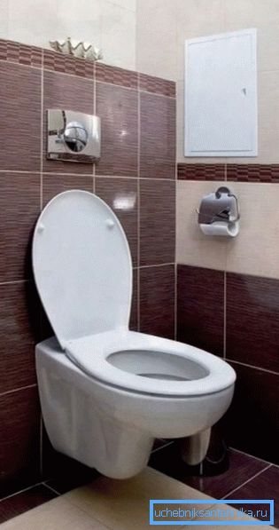Окачената тоалетна спестява пространство чрез прикриване на промивния резервоар Окачената тоалетна спестява пространство чрез прикриване на промивния резервоар
