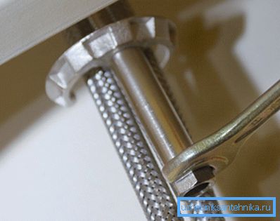 След отвиване на винта, скобата може лесно да се отстрани и миксерът да се отстрани