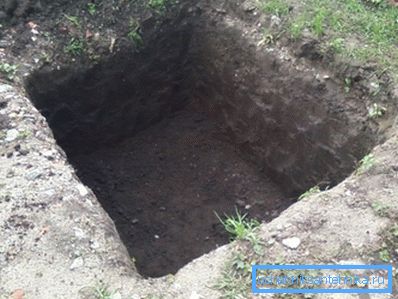 След изкопаването на ямата стените й са по-добре да се укрепят с помощта на дъски След изкопаването на ямата стените й са по-добре да се укрепят с помощта на дъски