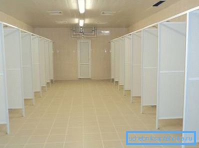 Представени готови прегради за душове, изработени от пластмаса в обща стая.