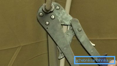 Пресовите челюсти притискат ставата Пресовите челюсти притискат ставата