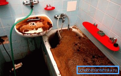 Когато се използват химикали, първо е необходимо да се отстрани цялата вода от водопроводните тела, въпреки че инструкциите на някои смеси се препоръчват да оставят известно количество течност в самата тръба, за да се разреде леко състава и да се намали концентрацията Когато се използват химикали, първо е необходимо да се отстрани цялата вода от водопроводните тела, въпреки че инструкциите на някои смеси се препоръчват да оставят известно количество течност в самата тръба, за да се разреде леко състава и да се намали концентрацията