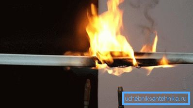 При изгарянето на PVC се отделя токсичен газ.