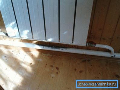 Когато въздухът се изхвърли към горната част на акумулатора, циркулацията ще премине през долния му колектор.