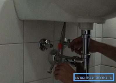Устройството е свързано както с конвенционален кран. Устройството е свързано както с конвенционален кран.