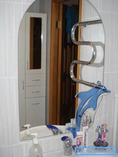 Залепен лист с цветна вложка.