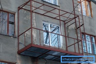 Примерът е по-скоро условен: при реални условия натоварванията на огъванията на гредите се компенсират от други конструктивни елементи, които виждаме на снимката.