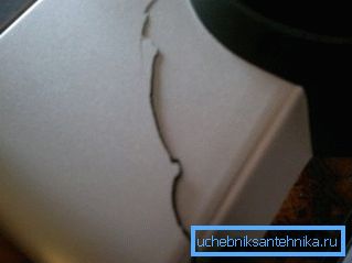 Пример за образуване на пукнатини върху пластмасово тяло на умивалника Пример за образуване на пукнатини върху пластмасово тяло на умивалника