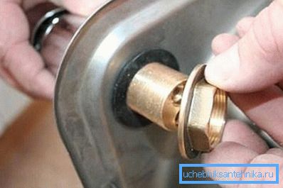 Затягането към повърхността трябва да се извършва чрез гумено уплътнение Затягането към повърхността трябва да се извършва чрез гумено уплътнение
