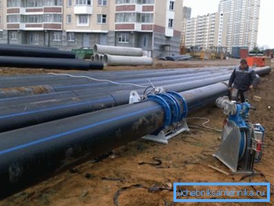 Полагане на основната водопроводна тръба с полиетилен. Полагане на основната водопроводна тръба с полиетилен.