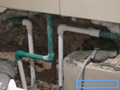 Поставянето на водопровода в стената не е най-добрият вариант