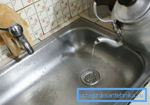 Изплакнете тръбите с гореща вода Изплакнете тръбите с гореща вода