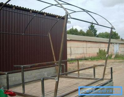 Просто беседка със собствени ръце от тръби може да бъде събрана не само бързо, но и качествено