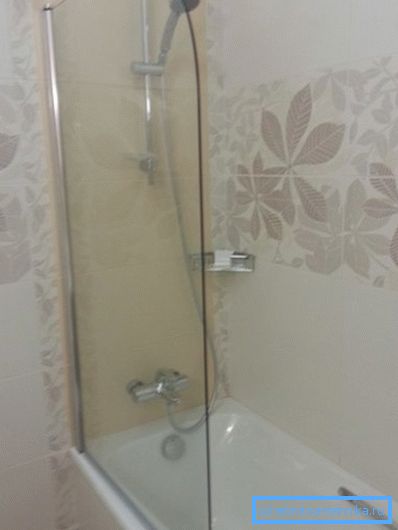 Най-простата версия на душ с помощта на самостоятелно направена стъклена преграда