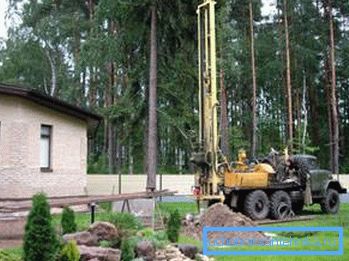 Процесът на добивната дупка за производство на питейна вода в крайградски район. Процесът на добивната дупка за производство на питейна вода в крайградски район.