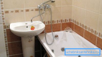 Мивка без миксер може да се използва с устройство, фиксирано върху ваната. Мивка без миксер може да се използва с устройство, фиксирано върху ваната.