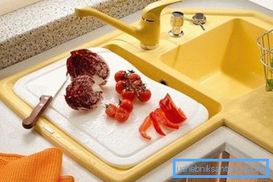 Поставката за нарязване, монтирана върху купата, спестява място Поставката за нарязване, монтирана върху купата, спестява място