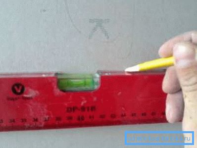 Маркираме линиите на тръбопровода.