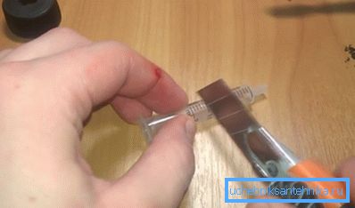Нарежете спринцовката на 1,5 ml Нарежете спринцовката на 1,5 ml