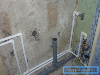 Окабеляване за вана и мивка се прави с 50 мм тръба.