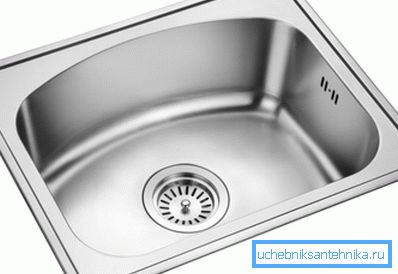 Решетъчната решетка се притиска директно към мивката. Уплътнението е под мивката. Решетъчната решетка се притиска директно към мивката. Уплътнението е под мивката.