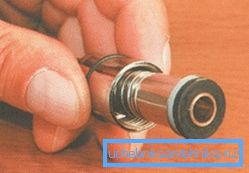 Гумено уплътнение в маркуча за душ в банята с течение на времето губи свойствата си и започва да тече вода Гумено уплътнение в маркуча за душ в банята с течение на времето губи свойствата си и започва да тече вода