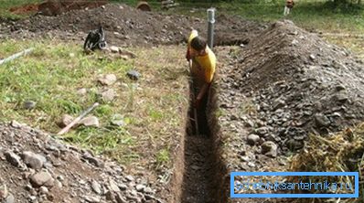 Изкопаване на изкоп за полагане на водопроводни елементи.