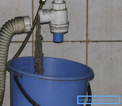Натрупването на отпадъци в сифона под мивката. Натрупването на отпадъци в сифона под мивката.