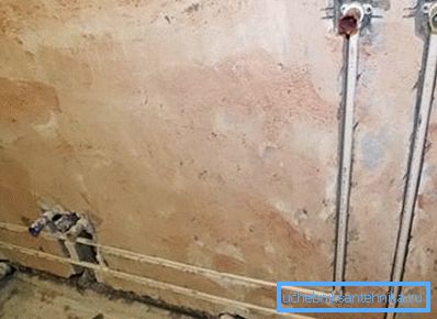 Скрито полагане на водни тръби в стената Скрито полагане на водни тръби в стената